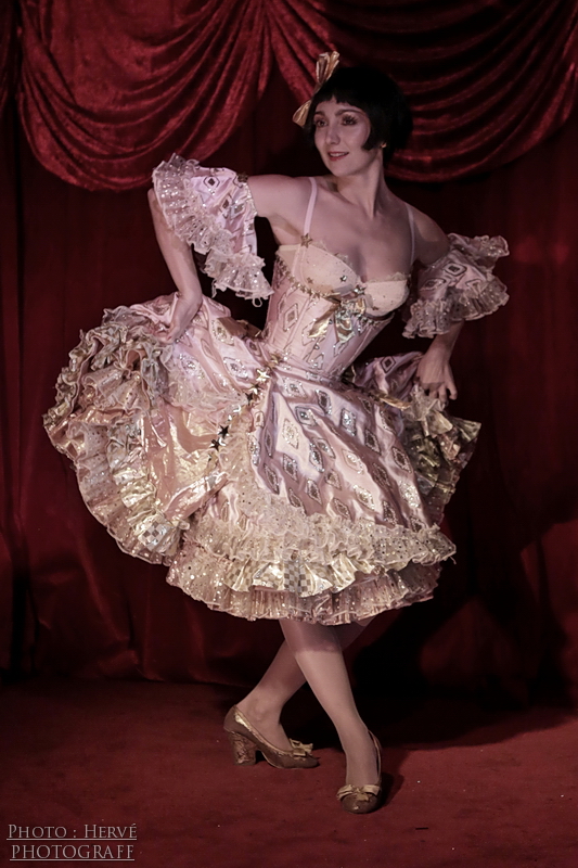 french burlesque performer Sucre d'Orge as a mechanical doll